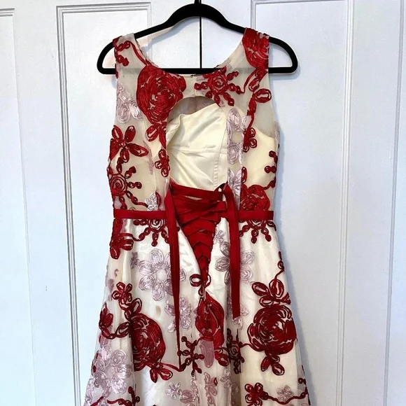💖✨ METISU ELEGANT CREAM & RED FLORAL EMBROIDERY DRESS (XS) ✨💖 - Picture 2 of 6